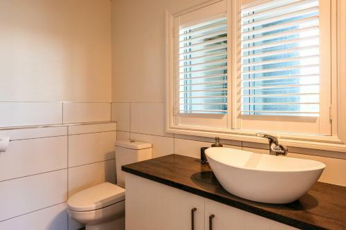 Rocky Bay Luxury Escape - Waiheke Holiday Home