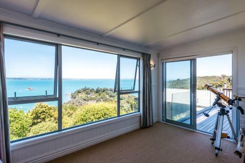 Rocky Bay Luxury Escape - Waiheke Holiday Home