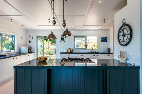 Rocky Bay Luxury Escape - Waiheke Holiday Home