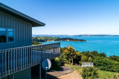 Rocky Bay Luxury Escape - Waiheke Holiday Home