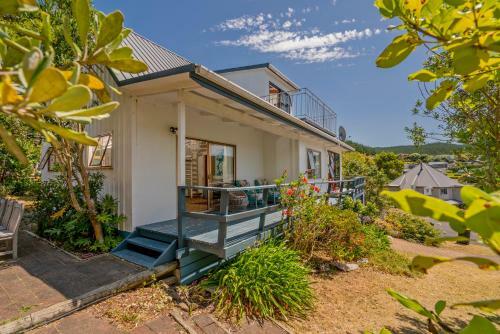 Sunshine Grove Retreat - Onemana Holiday Home