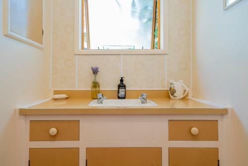 Sunshine Grove Retreat - Onemana Holiday Home