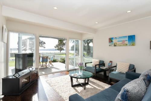 Wairangi Beach Cottage - Paihia Beach House