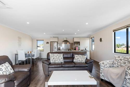 Sparkling Ocean Views - Papamoa Holiday House