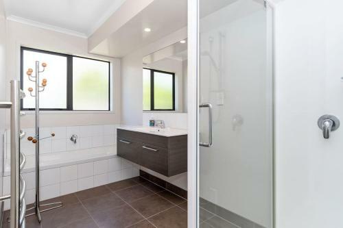 Sparkling Ocean Views - Papamoa Holiday House