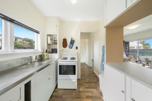 The Green Trout - Paraparaumu Beach Holiday Home