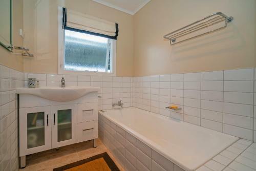Bellrose - Pauanui Downstairs Holiday Unit
