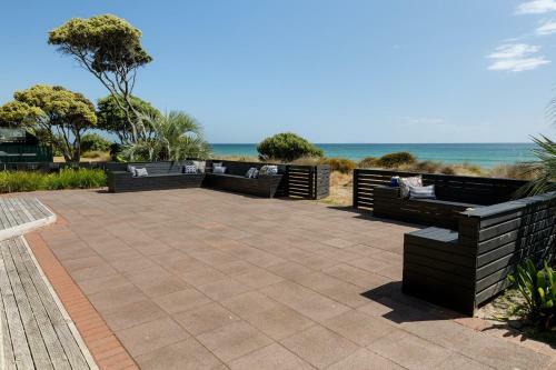 Absolute Beachfront On Peaceful Karewa Parade