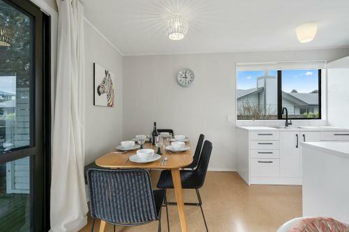 Sunny Beach Bach Hideaway - Paraparaumu Beach Holiday Home