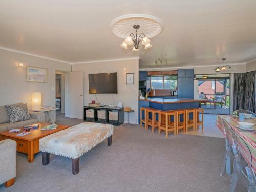 Bach On Boulevard - Pauanui Holiday Home