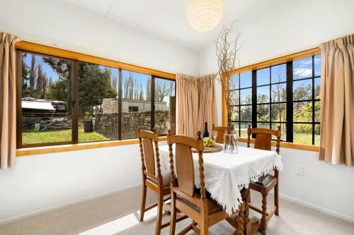 Wanaka Stone Cottage - Wanaka Holiday Home