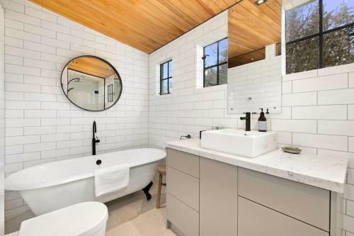 Wanaka Stone Cottage - Wanaka Holiday Home
