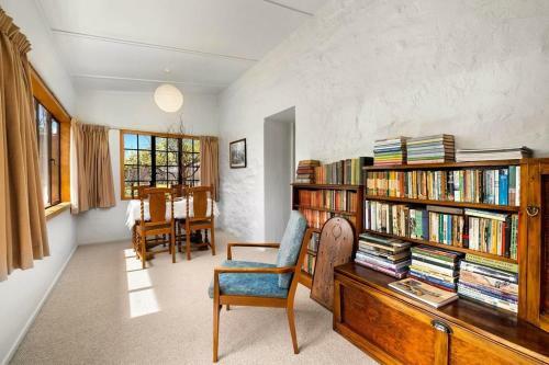 Wanaka Stone Cottage - Wanaka Holiday Home