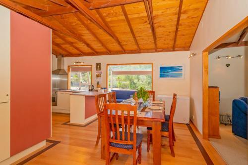 Twin Harbour Hub - Pauanui Holiday Home