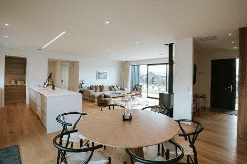 Obelisk - Sleeps 8 - Modern & Stylish