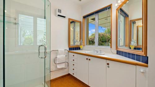 Right On The Lake - Wanaka Holiday Home
