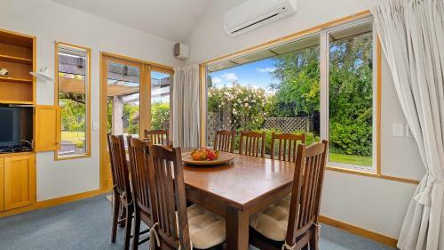 Right On The Lake - Wanaka Holiday Home