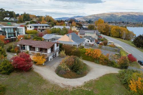 Lakeside Escape - Wanaka Holiday Bach