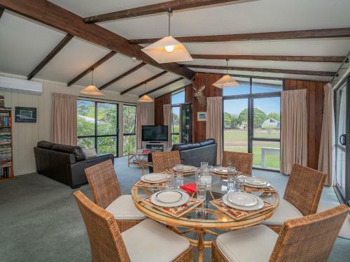Hear The Waves - Pauanui Holiday Home