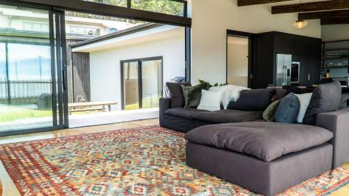 Farrant Drive - Sleeps 8 - Lake & Mountain Views - Modern & Stylish
