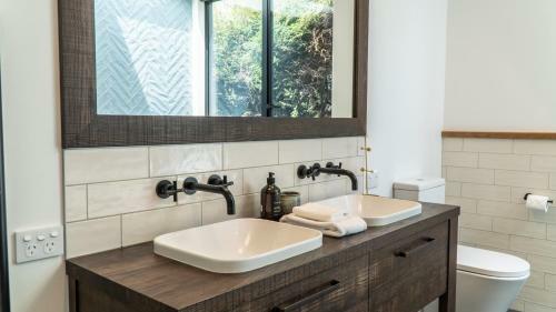 Farrant Drive - Sleeps 8 - Lake & Mountain Views - Modern & Stylish
