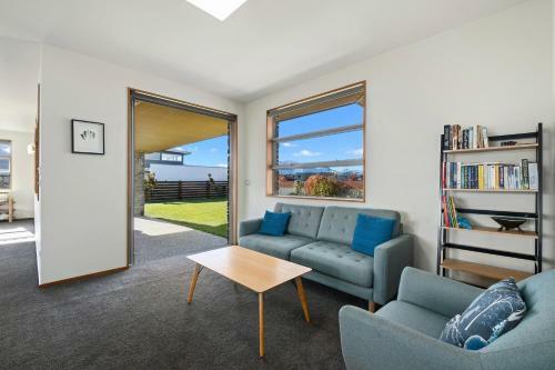 Infinity Views - Modern Wanaka Holiday Home