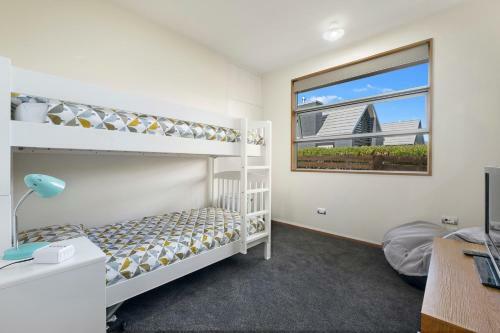 Infinity Views - Modern Wanaka Holiday Home