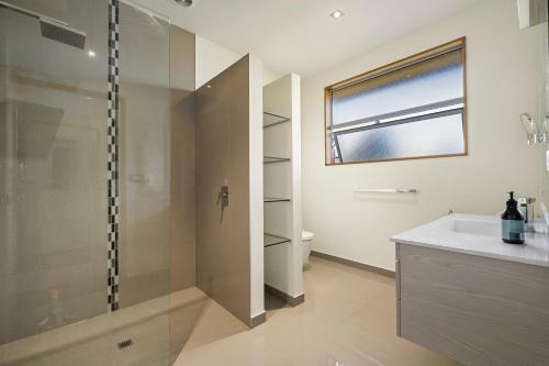 Infinity Views - Modern Wanaka Holiday Home