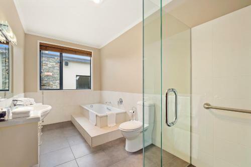 Hilltop Blue Views - Wanaka Holiday Home