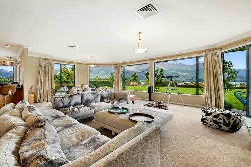 Hilltop Blue Views - Wanaka Holiday Home