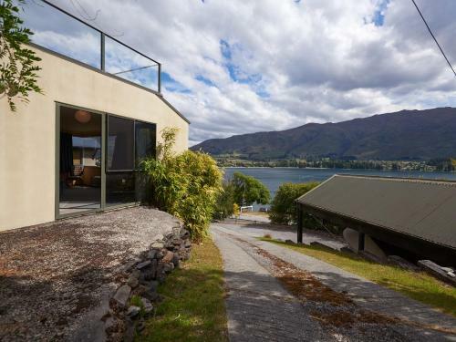 Lakeside Serenity - Wanaka Holiday Home