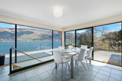 Lakeside Serenity - Wanaka Holiday Home