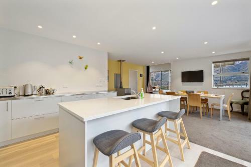 The Manuka Lookout - Wanaka Holiday Home