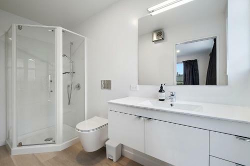 The Manuka Lookout - Wanaka Holiday Home