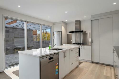 The Manuka Lookout - Wanaka Holiday Home