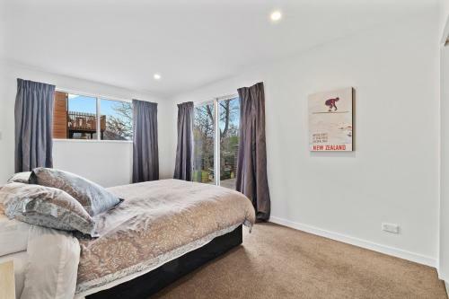 The Manuka Lookout - Wanaka Holiday Home