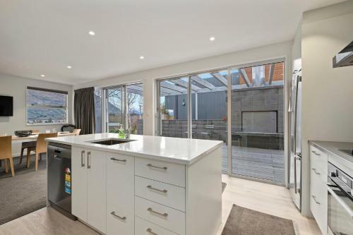 The Manuka Lookout - Wanaka Holiday Home