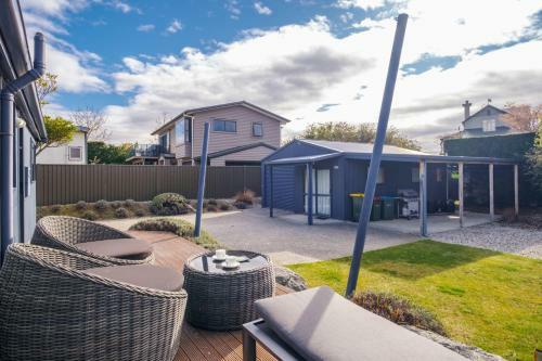Bremner Bay Views - Wanaka Upstairs Holiday Unit