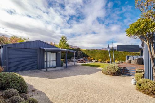 Bremner Bay Views - Wanaka Upstairs Holiday Unit