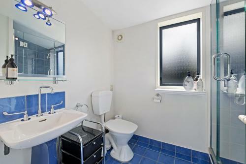 Bremner Bay Views - Wanaka Upstairs Holiday Unit
