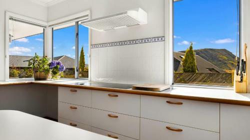 Hillview Haven - Wanaka Holiday Home