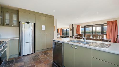 Mt Iron Views - Wanaka Holiday Home