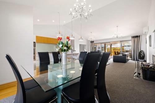 Lakeside Luxury - Wanaka Holiday Home