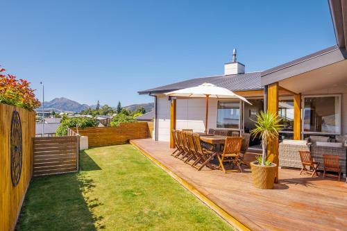 Lakeside Luxury - Wanaka Holiday Home