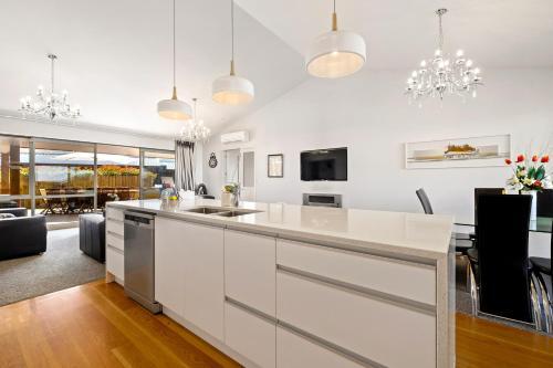 Lakeside Luxury - Wanaka Holiday Home