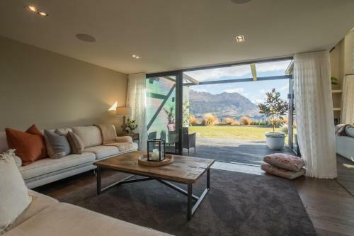 Black Peak View - Sleeps 8 - Spa Pool - Lake Views