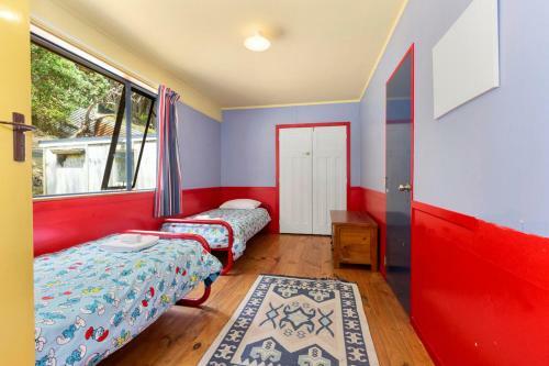 The Big Round Window - Raglan Holiday Home