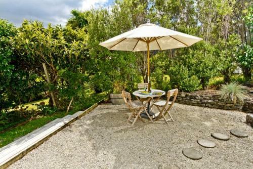 Kowhai Cottage & Studio - Raglan Holiday Home