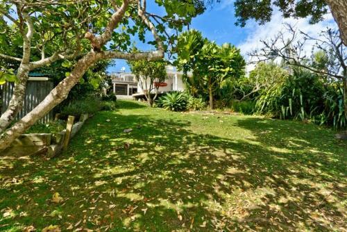 Kowhai Cottage & Studio - Raglan Holiday Home