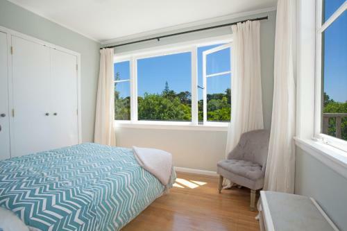 Kowhai Cottage & Studio - Raglan Holiday Home
